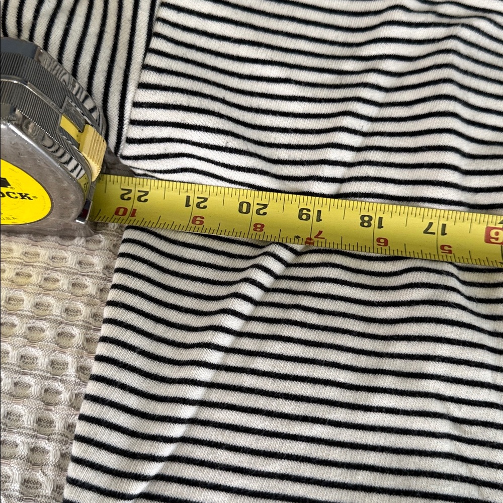 Vineyard Vines Black & White Striped Lace-Up Pullover size Medium - Picture 4 of 6